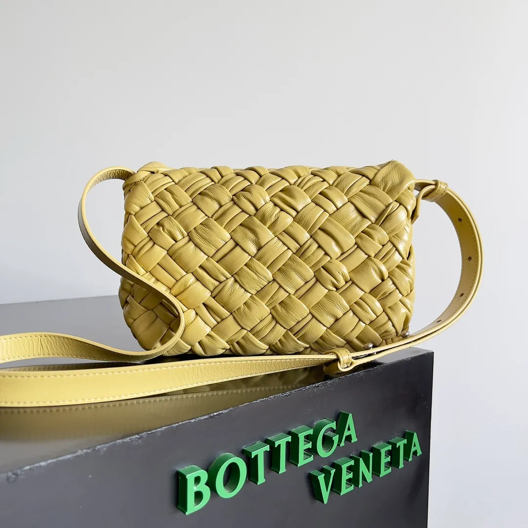 Batch 2360 BOTTEGA VENETA's new RUMPLE MESSENGER handbag and crossbody bag. Same style for men and women. Silk scarf pleated weaving technology, very artistic beauty. Good-looking bags for both men and women. Inverted triangle metal buckle. Stylish and stylish. The pleated technology feels great. Adjustable length. Can be worn on one shoulder or crossbody. Ribbon weaving + the latest rumple bag type is different from the traditional small square and large square weaving. This weaving method enhances the delicacy and luster of the leather by amplifying the texture of the leather. It subverts the tradition with a new technique and gives the woven bag a new image. The most luxurious craftsmanship. Practical and versatile. Only by wearing it yourself can you experience its lightness and comfort. Style number: 787113 Size: 21*14*5cm